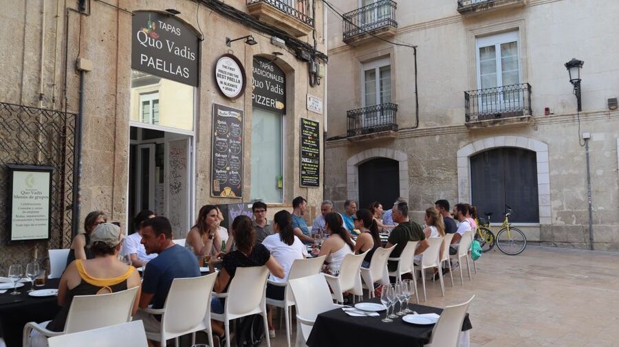 Alicante: Guided Tapas Tour by Bike with Tastings - Meeting the city in the Old Town