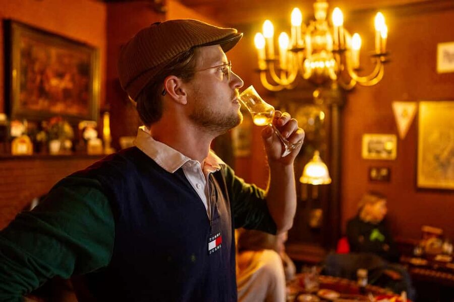 Amsterdam: Food Tour with Drinks by Spui, Canals and Jordaan - Starting with cheese near Spui Square