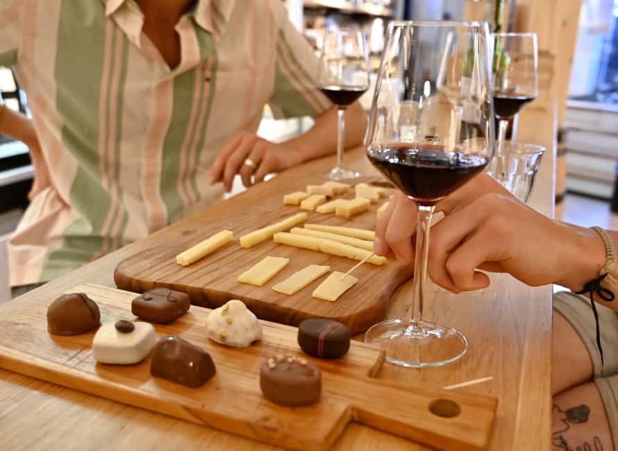 Amsterdam: Food Tour with Drinks by Spui, Canals and Jordaan - Spui Square brings the city into the tour