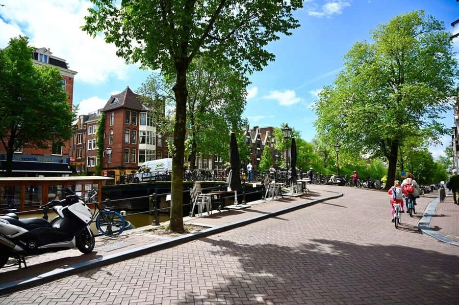 Amsterdam: Jordaan Food Tour of 10+ Local Classic Tastings - Guides Yolanda and Jolanda shape the experience