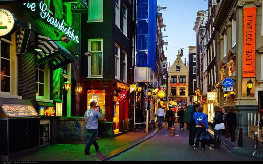 Amsterdam: Private Red Light District and Food Tour - Dam Square puts the city story in context