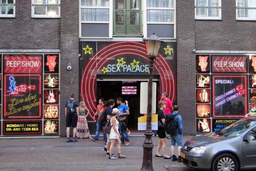 Amsterdam: Private Red Light District and Food Tour - Who should book this Amsterdam walk