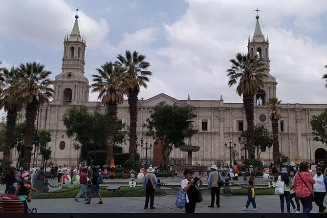 Arequipa Tasting Tour - Plaza de Armas and the story of a rebuilt city