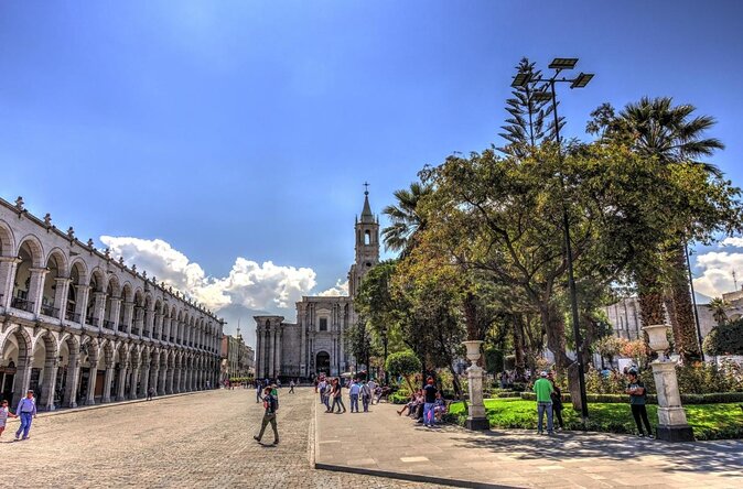 Arequipa Walking Tour city center and drinks experience - The UNESCO center and volcanic-stone architecture