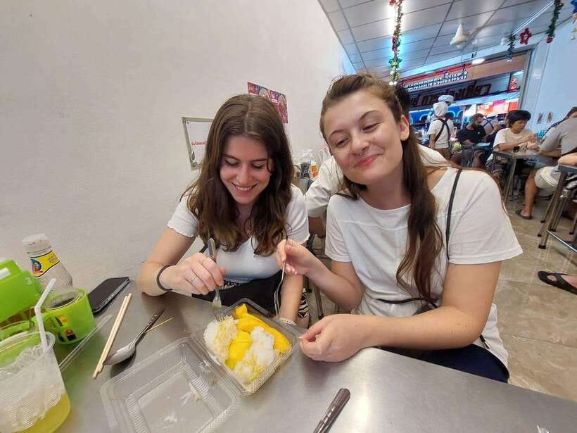Bangkok: Chinatown Food Tour with Michelin Food Stalls - From savory dishes to Chinese sweets