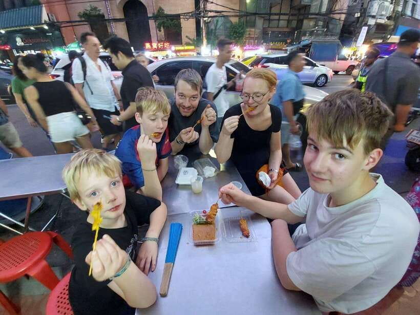 Bangkok: Chinatown Food Tour with Michelin Food Stalls - Thai-Chinese street food in small portions