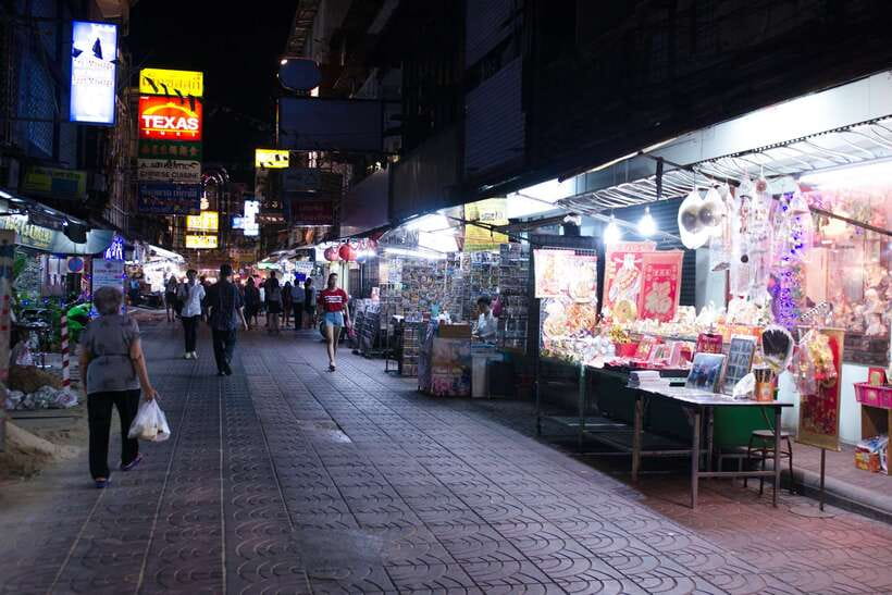 Bangkok: Chinatown Night Food Tour - What the guides add to the experience