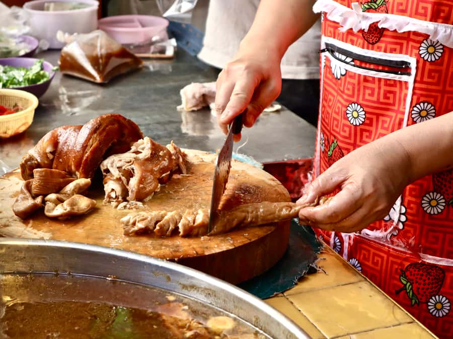 Bangkok: Chinatown Street Food Tour with 8+ Local Dishes - Chinatown desserts while the streets keep moving
