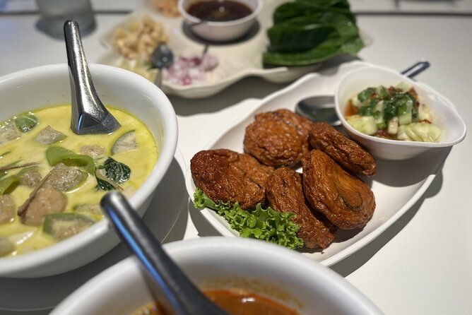 Bangkok Michelin Food Tour (3 Stops, 8 tastings) - Meeting at Sam Yot and riding into the old city