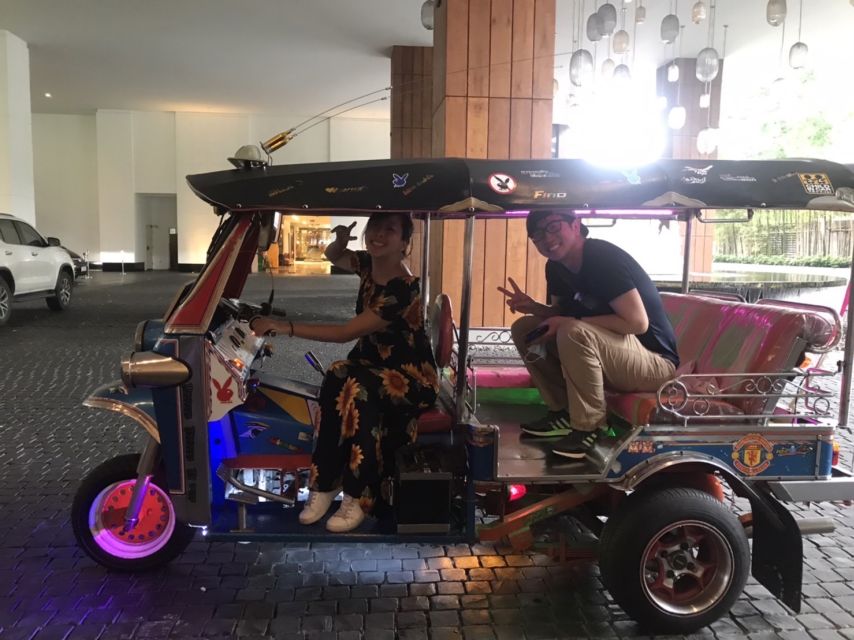 Bangkok: Michelin Guide Street Food Tour by Tuk Tuk - Street scenes beyond the food