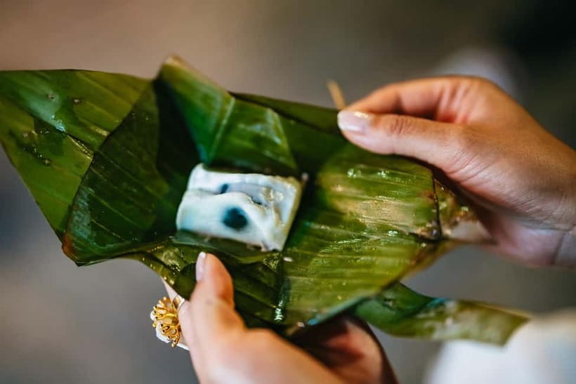 Bangkok: Midnight Food Tour by Tuk-Tuk - The flower market brings a quieter pause