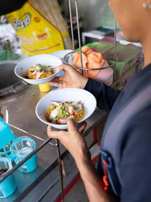 Bangkok: Must-Try Hidden Bike & Food Experience - Wat Kalayanamitr and a Different Bangkok View