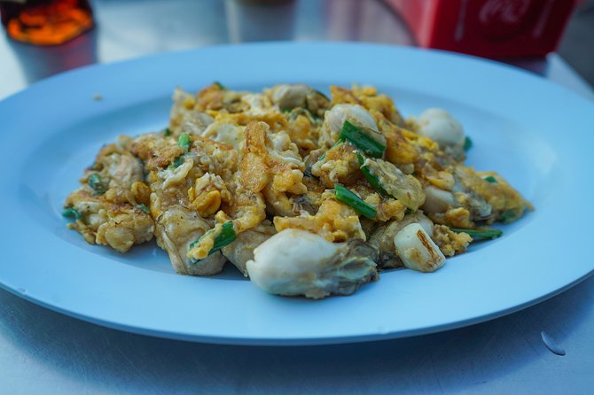 Bangkok Night Michelin Foodie Tour in Chinatown with 15+ tastings - A short walk through the night market