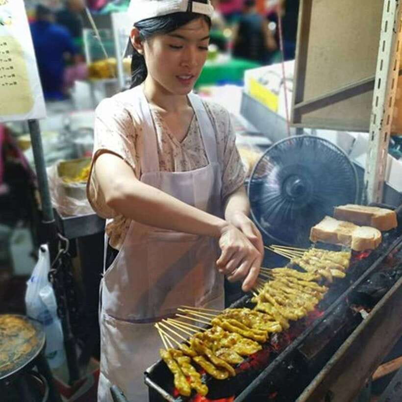 Bangkok: Street Food Tasting Tour at Night - What the guide adds to the meal
