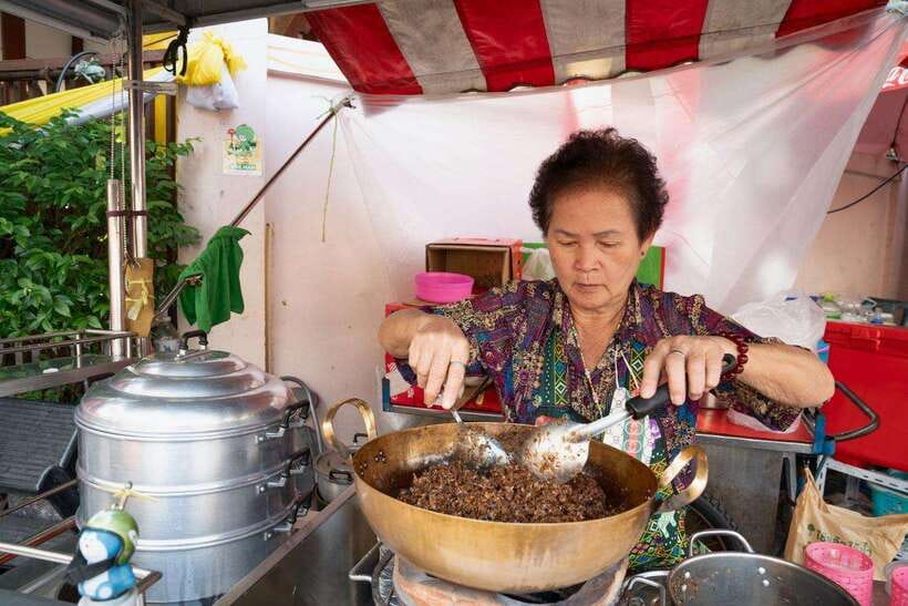 Bangkok: Talad Noi Hidden Gems & Street Food Adventure - Exploring Talad Noi’s Narrow Lanes