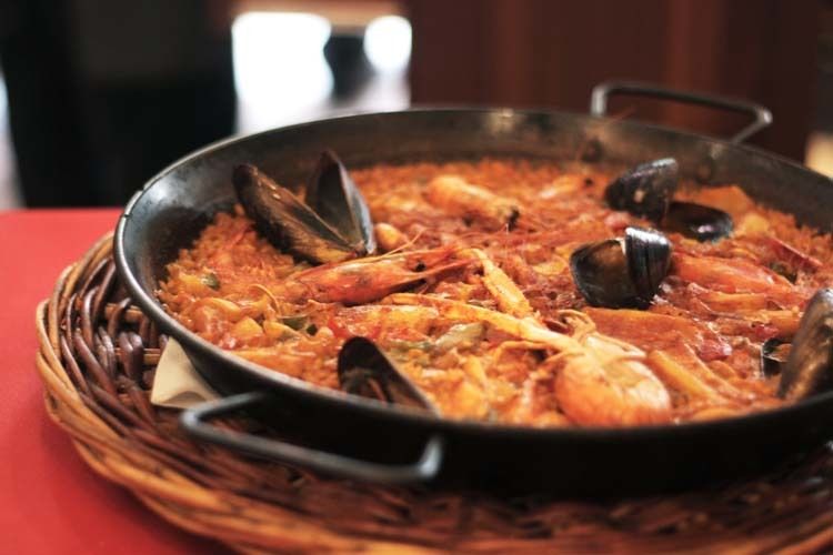 Barcelona: Old Town Tapas & Paella Food Tour with 8 Tastings - How much walking should you expect?
