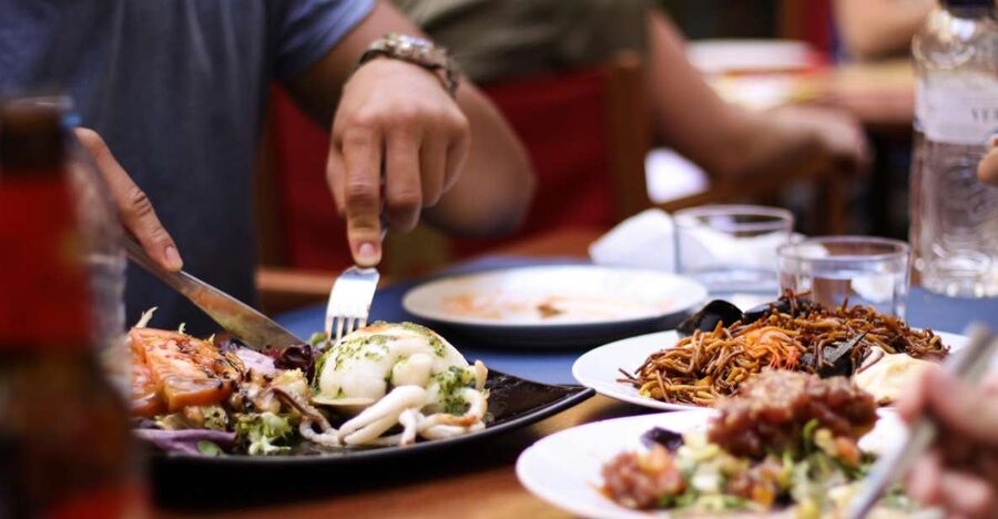 Barcelona: Old Town Tapas & Paella Food Tour with 8 Tastings - Meeting the guide at Plaça de Ramon Berenguer el Gran
