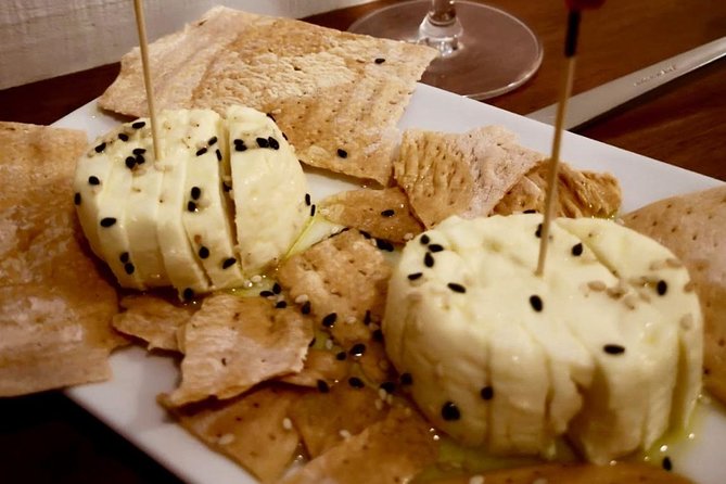 Barcelona Poble Sec Tapas & Wine Tour - How much food and drink do you receive?