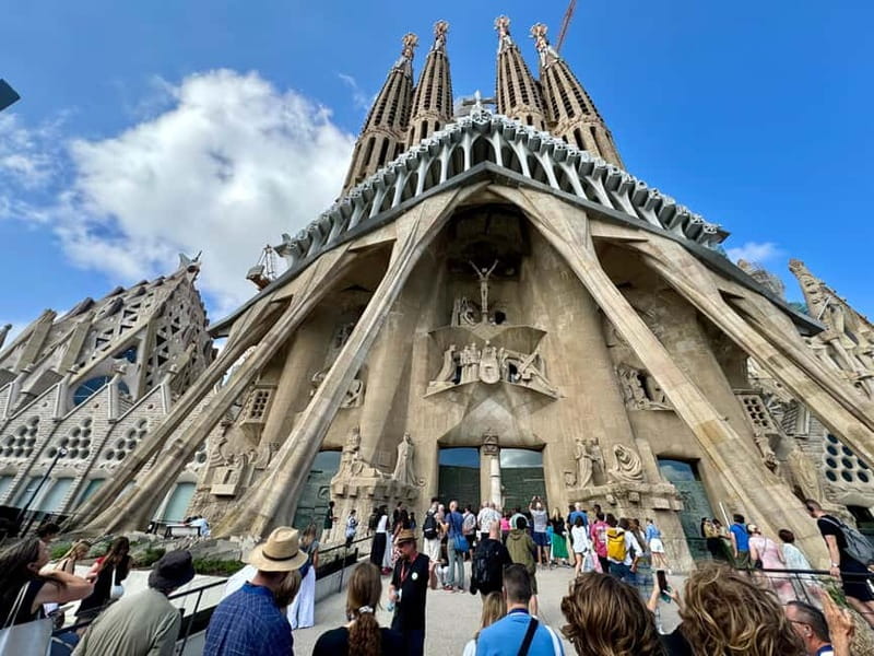 Barcelona: Sagrada Familia, La Pedrera & Cava Tasting Tour - Should you book it?