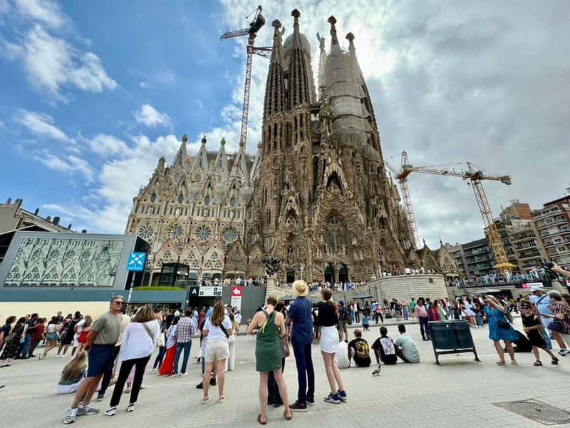Barcelona: Sagrada Familia, La Pedrera & Cava Tasting Tour - Cava provides a useful pause