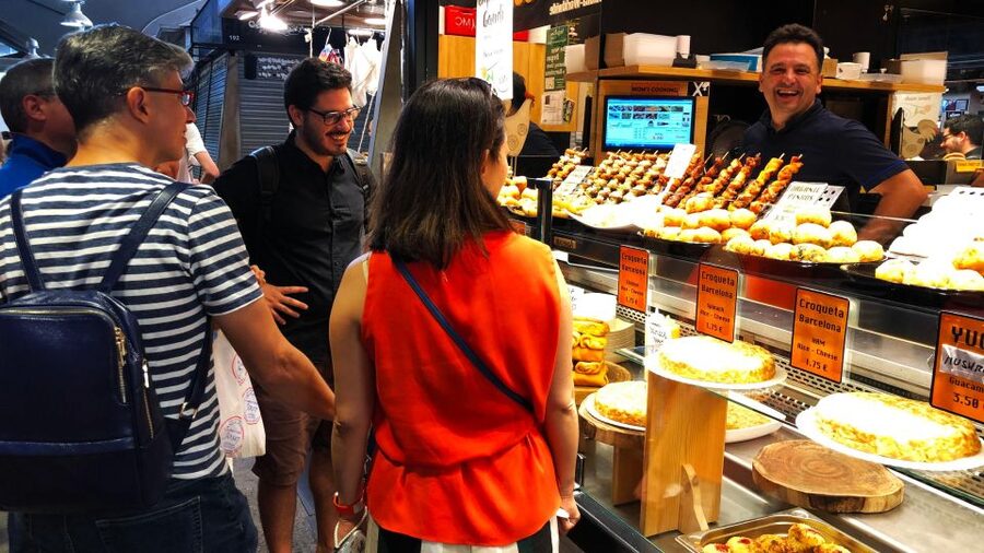Barcelona: Street Food & Sightseeing Tour with Local Market - The Guide Makes the Biggest Difference