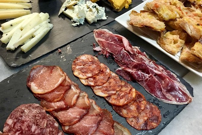 Barcelona Wine and Gourmet Tapas Tour - What the guides add to the meal