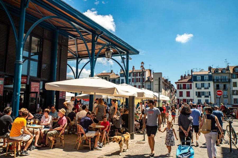 Bayonne: Guided Food Walking Tour (with Food and Drinks) - A meal inside one of France’s oldest trinquets