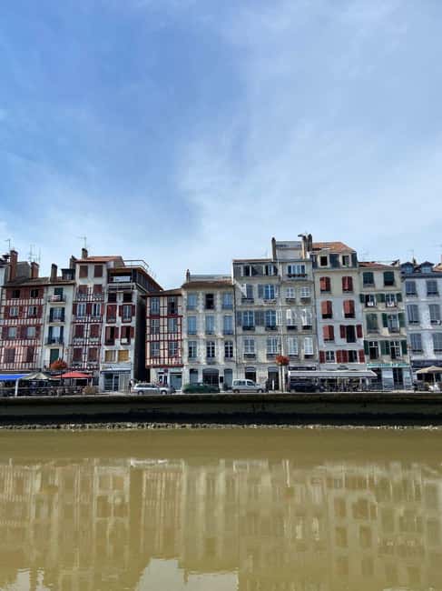 Bayonne: Guided Food Walking Tour (with Food and Drinks) - Pouring sagarnoa at a Basque cider house