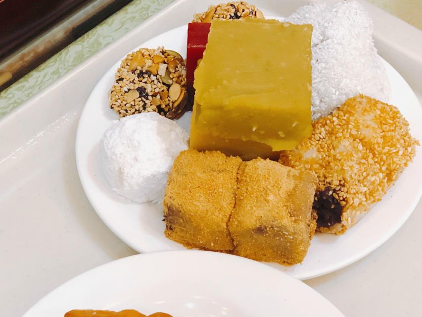 Beijing: Hutong Culinary Walking Tour with 15+ Tastings - What the guide adds beyond the food