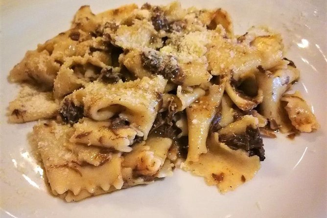 Bergamo: Full meal Food Tour with Local Delights by Do Eat Better - Stop one: aperitivo at Palazzo Moroni