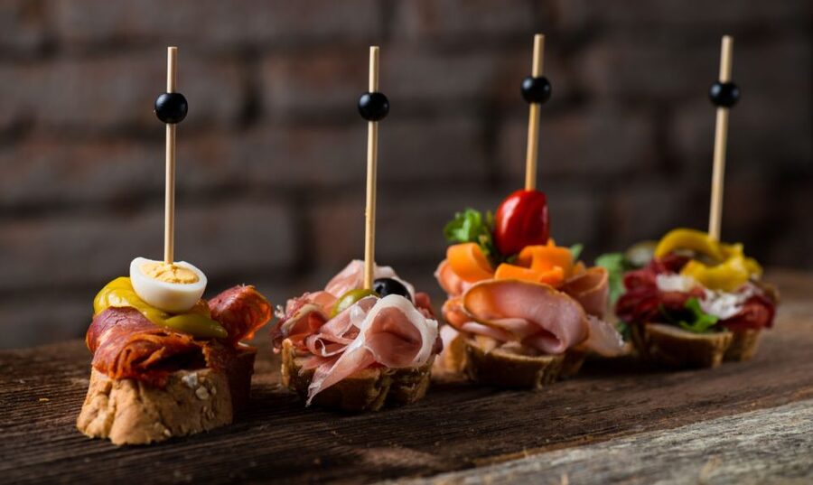 Bilbao: Gastronomic and Cultural Walking Tour with Tastings - The family restaurant and the pintxo stop