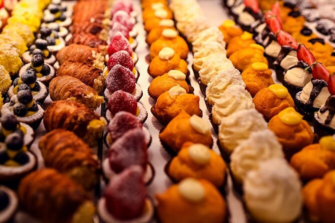 Bologna Food & Market Tour with 6 Tastings, Pasta, Wines & More - The setting around San Petronio