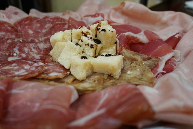 Bologna Food Tour from a local perspective - Aperitivo in the Quadrilatero