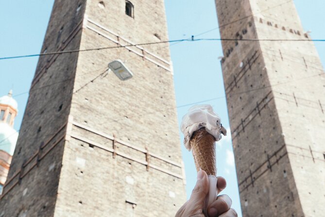 Bologna gastronomic experience with a local - The first bites: a pre-aperitivo and local flatbread