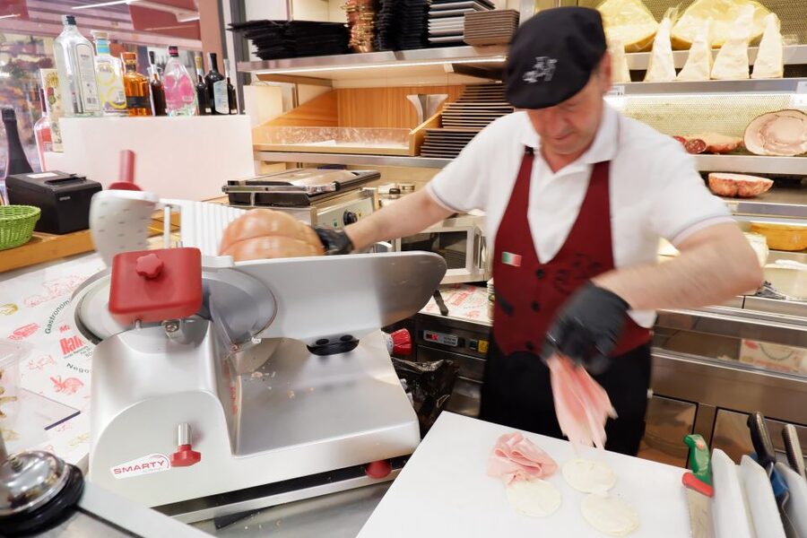 Bologna: Guided Food Markets Tour - Why the pay-as-you-go tastings offer good value