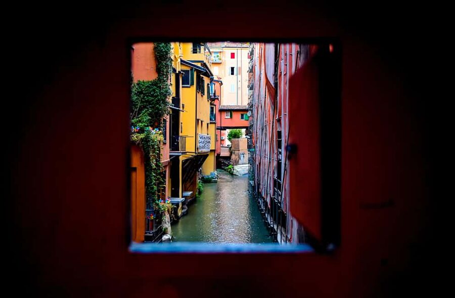 Bologna: Local Food Tour with Authentic Tastings and Wine - The guides make the difference