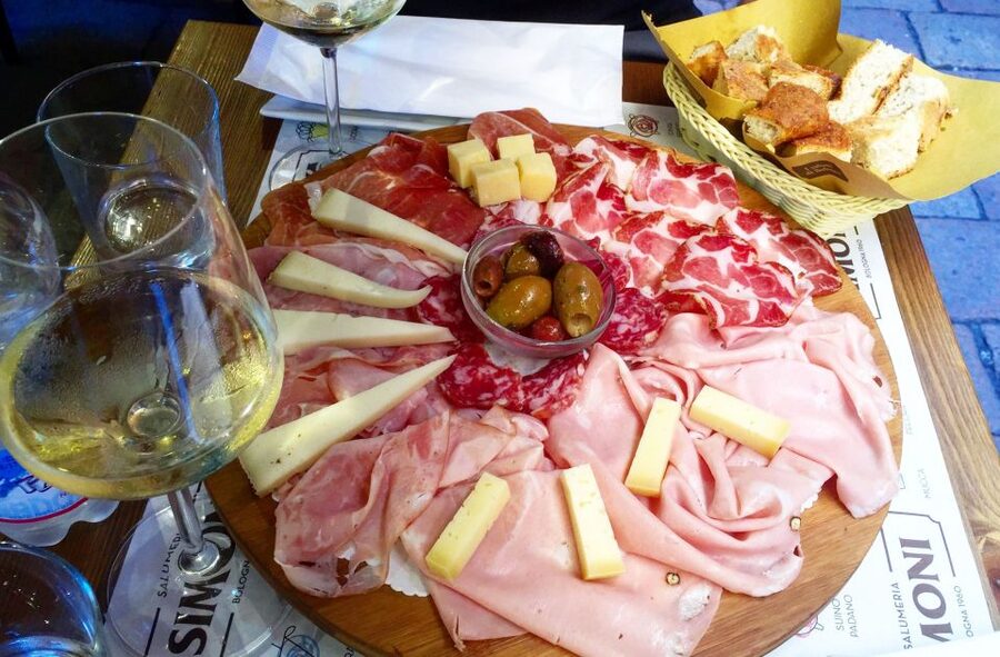 Bologna: Small Group Food market Walking Tour with Tasting - San Petronio and the public face of Bologna
