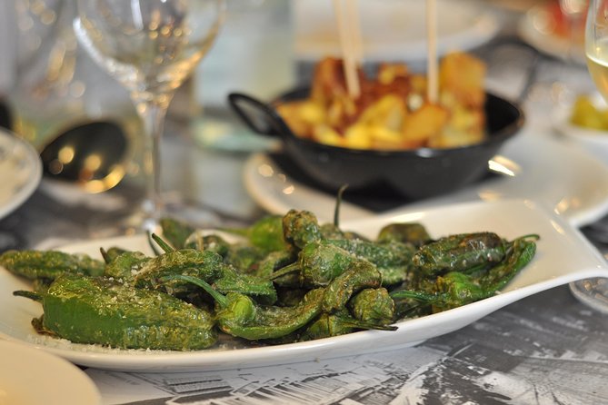 Born to Eat: Gourmet Tapas & Wine Small Group Tour in Old Barcelona - What the guides add to the evening