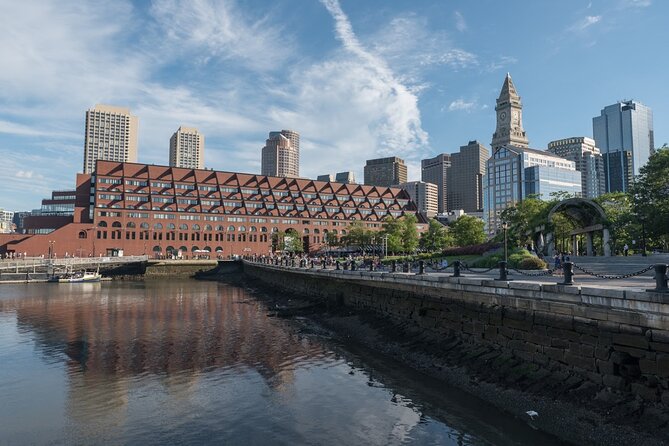 Boston Private Food Tour of 6+ Tastings, Cannoli, Lobster Roll - A lobster roll with local flavor