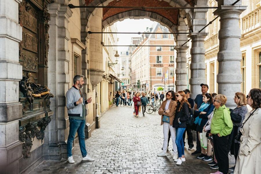 Brussels: City Highlights Walking and Tasting Tour - Royal Saint-Hubert Galleries and the first tastes