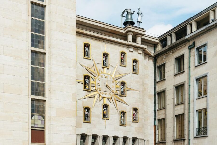 Brussels: City Highlights Walking and Tasting Tour - Manneken Pis and a better story than the statue suggests