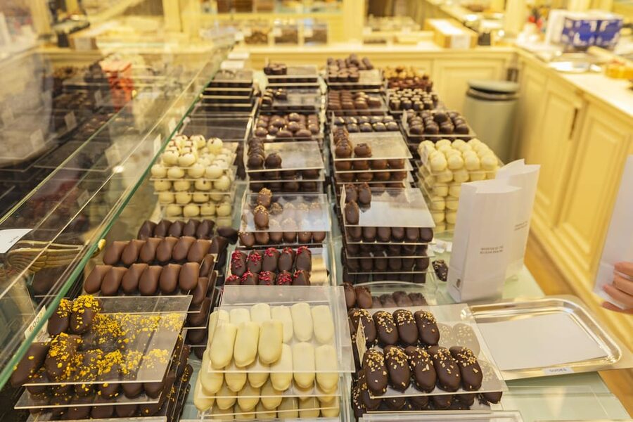 Brussels Food Tour: Main Dish, Beer, Waffle & Chocolate - Guide quality and the feel of the group