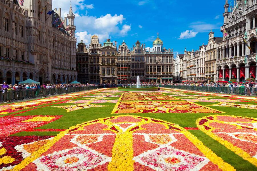 Brussels: Walking Food Tour with Chocolate, Beer, & Waffles - Old lanes, royal symbols, and the famous little boy