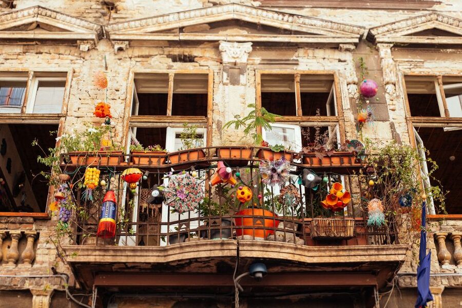 Budapest: Private Food Tour – 10 Tastings with Locals - Szimpla Kert and Budapest’s ruin-bar culture