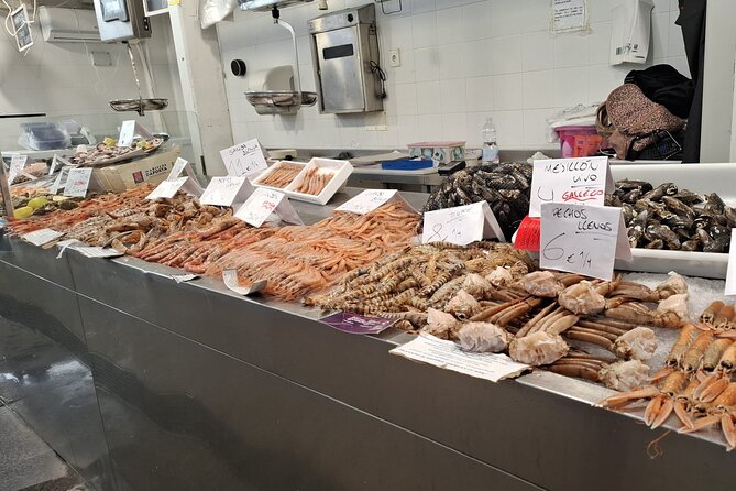 Cadiz Food Tour: Tapas, Drinks and Delights with a Local - Cádiz Central Market and the first taste of pescaíto frito