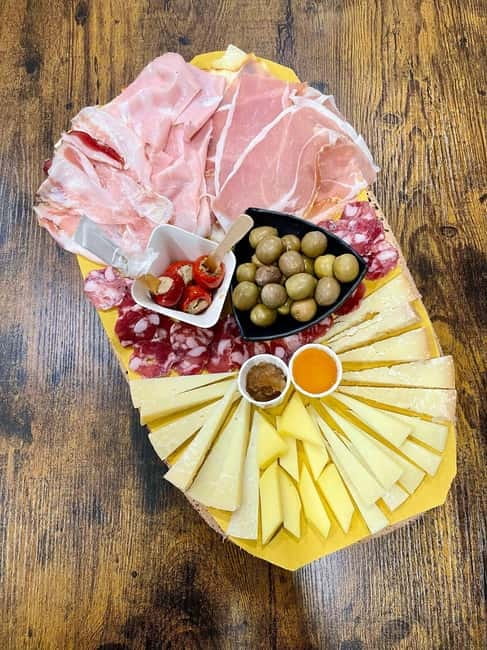Cagliari: Food and Wine Tasting Experience - The hosts make the difference
