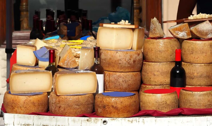 Cagliari: Taste Sardinia with a Full Meal Food Tour - The opening stop: Sardinian sweets before lunch