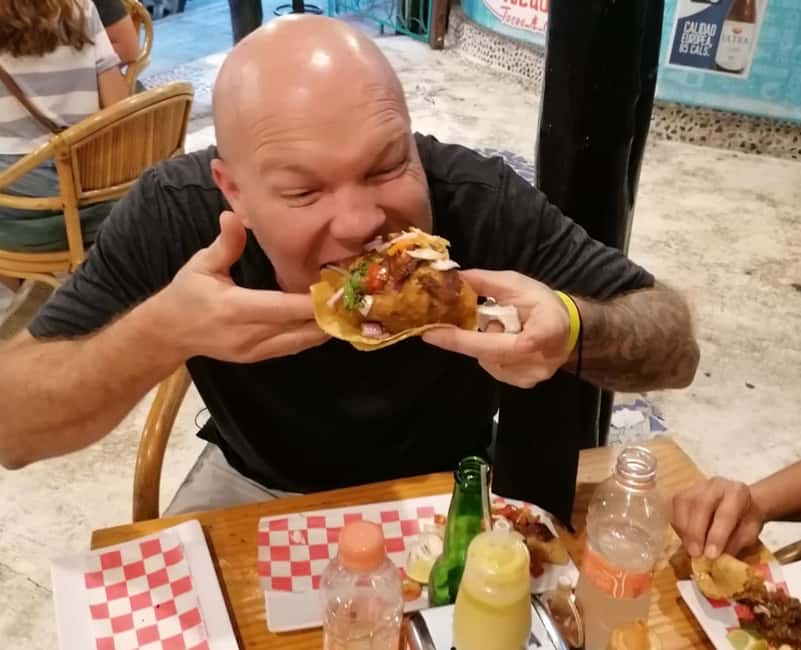 Cancun Taco Tour: Street Food & Tequila Tasting in Downtown - The first bites: esquites and Yucatecan salbutes