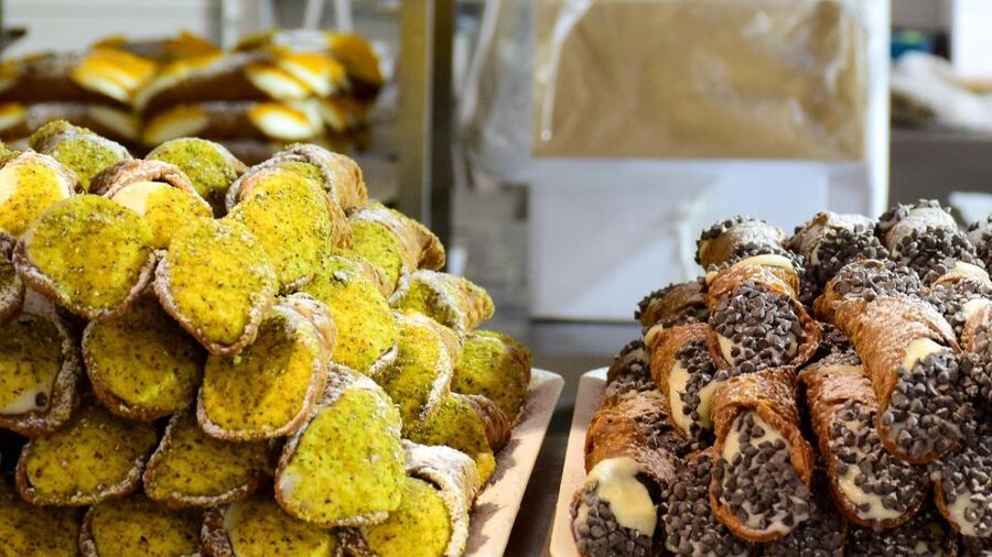 Catania Street Food Tour - Starting in Piazza Duomo and finding the group