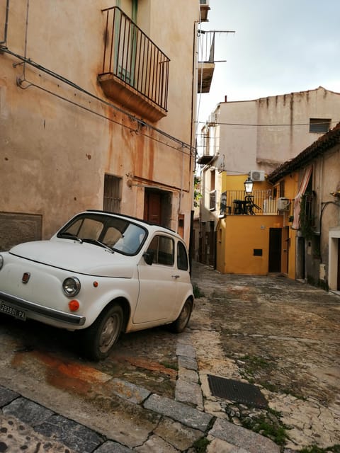 Cefalù: Street Food Tour with Tastings - Twenty minutes at a local café